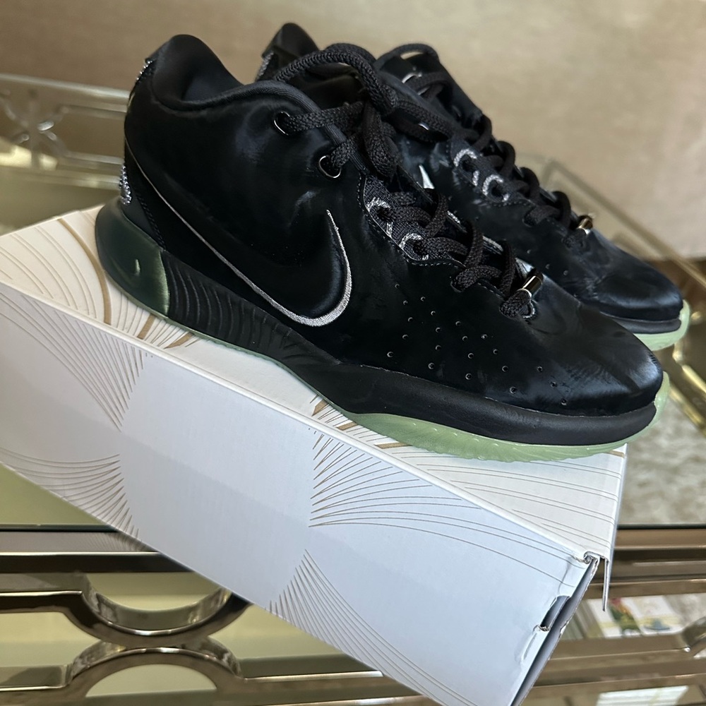 LeBron XXI SE (GS) Sneakers - Picture 2 of 6